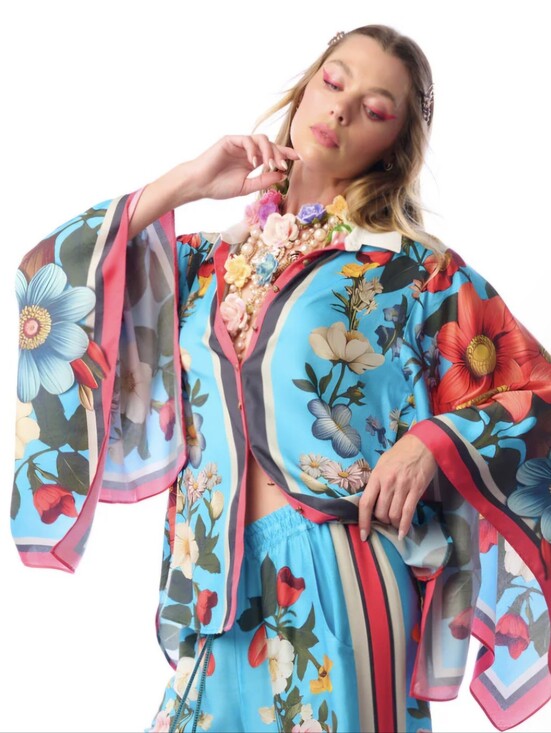 Aratta Tops - Aratta Floral Garden White Blue Floral Accent Top